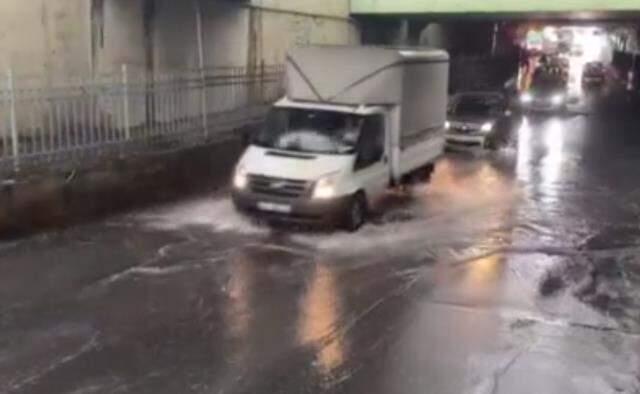 Son Dakika! İstanbul'da gün geceye döndü, birçok ilçede şiddetli sağanak yağış başladı Son Dakika! İstanbul'da gün geceye döndü, birçok ilçede şiddetli sağanak yağış başladı