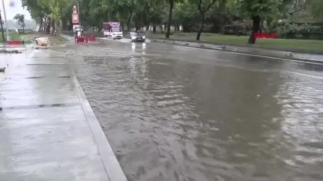 SU BASKINLARI TRAMVAY SEFERLERİNİ DURDURDU