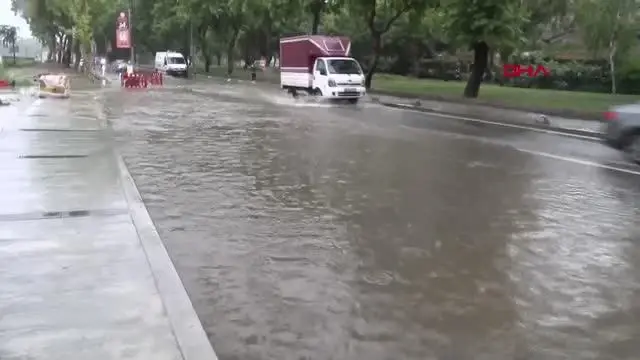 SU BASKINLARI TRAMVAY SEFERLERİNİ DURDURDU