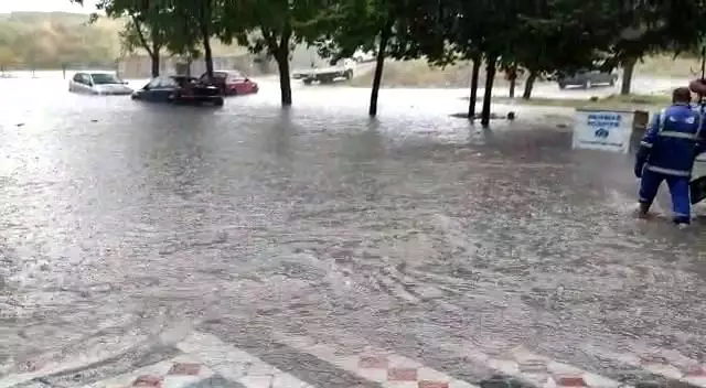 İstanbul'da yoğun yağış sonrası araçlar mahsur kaldı