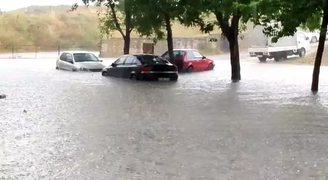 İstanbul'da yoğun yağış sonrası araçlar mahsur kaldı