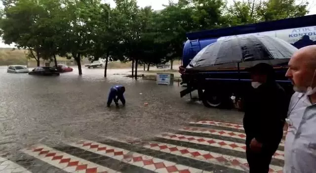 İstanbul'da yoğun yağış sonrası araçlar mahsur kaldı