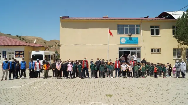Suşehri'nde köy okulları sporla buluştu