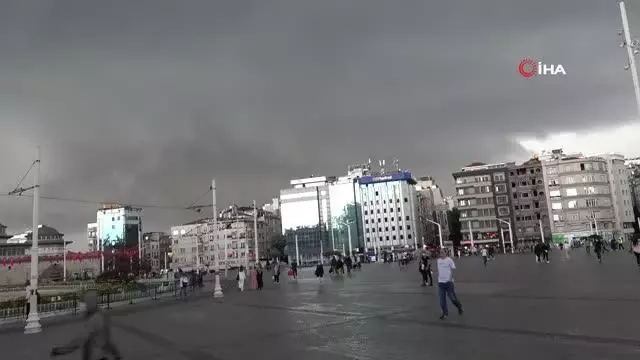 Taksim'de sağanak yağış vatandaşlara zor anlar yaşattı Taksim'de sağanak yağış vatandaşlara zor anlar yaşattı