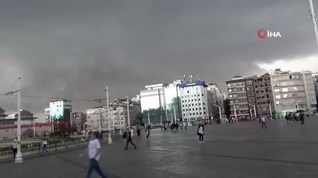 Taksim'de sağanak yağış vatandaşlara zor anlar yaşattı