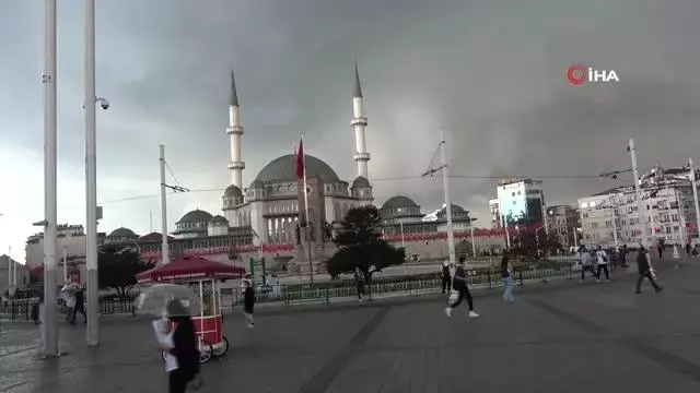 Taksim'de sağanak yağış vatandaşlara zor anlar yaşattı