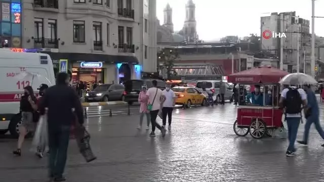 Taksim'de sağanak yağış vatandaşlara zor anlar yaşattı
