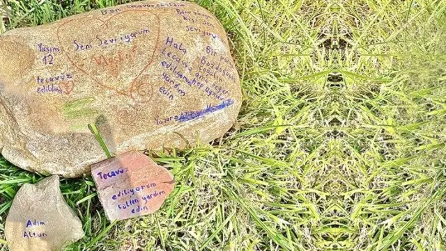 Taşa 'Tecavüz ediliyorum' yazan küçük kızın annesi, olaydan sonra şoka girdi Taşa 'Tecavüz ediliyorum' yazan küçük kızın annesi, olaydan sonra şoka girdi