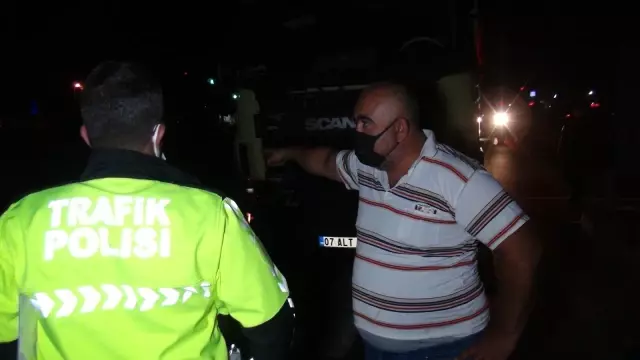Son dakika haber: Antalya'da feci kaza...Tır kamyoneti böyle sürükledi: 3 yaralı