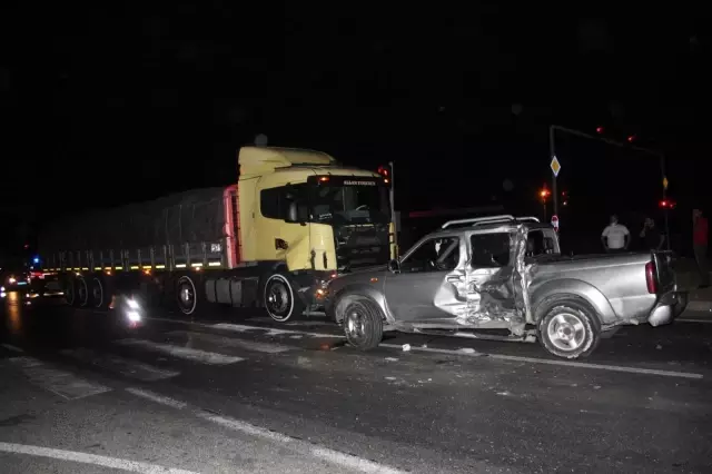 Son dakika haber: Antalya'da feci kaza...Tır kamyoneti böyle sürükledi: 3 yaralı