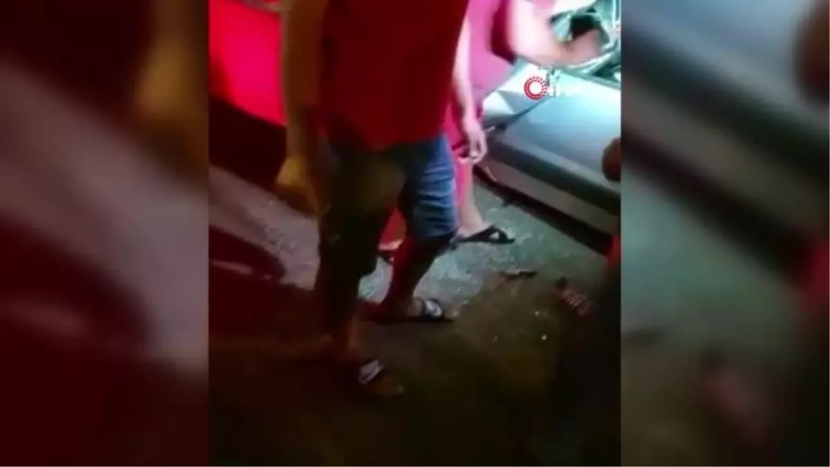 Tıra çarpan ticari araç sürücüsü direksiyon başında sıkıştı