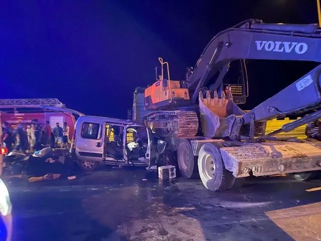 Tıra çarpan ticari araç sürücüsü direksiyon başında sıkıştı