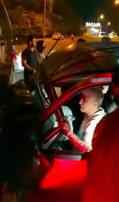 Tıra çarpan ticari araç sürücüsü direksiyon başında sıkıştı