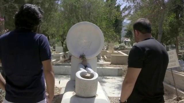 Ünlü şaire hayranlığı şarkı yazdırdı
