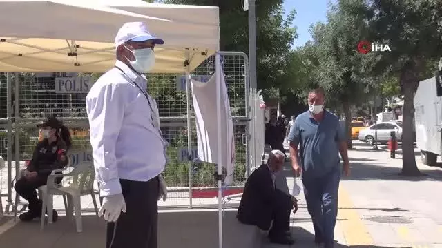 Van'da kurulan stantlarda 240 bin kişi aşı oldu