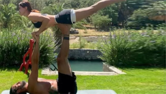 Volkan Demirel'in eşi Zeynep'le yoga yaptığı paylaşıma beğeni yağdı Volkan Demirel'in eşi Zeynep'le yoga yaptığı paylaşıma beğeni yağdı