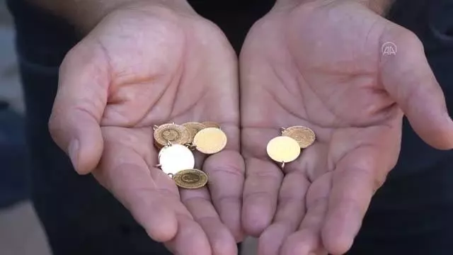 Yıkamacının halı arasında bulduğu 13 çeyrek altın sahibine teslim edildi