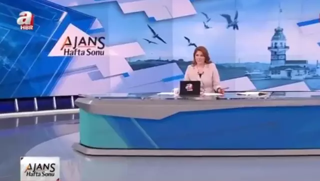 A Haber spikeri İstanbul'u sallayan depreme canlı yayında yakalandı A Haber spikeri İstanbul'u sallayan depreme canlı yayında yakalandı