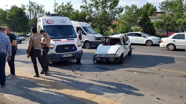 Ankara'da önlemsiz şekilde terk edilen otomobil kazaya sebebiyet verdi: 4 yaralı