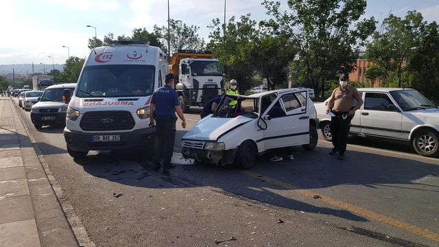 Ankara'da önlemsiz şekilde terk edilen otomobil kazaya sebebiyet verdi: 4 yaralı