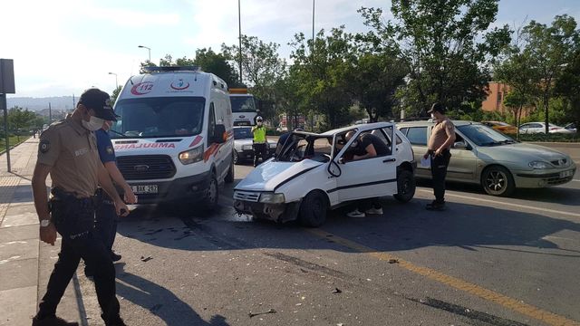 Ankara'da önlemsiz şekilde terk edilen otomobil kazaya sebebiyet verdi: 4 yaralı