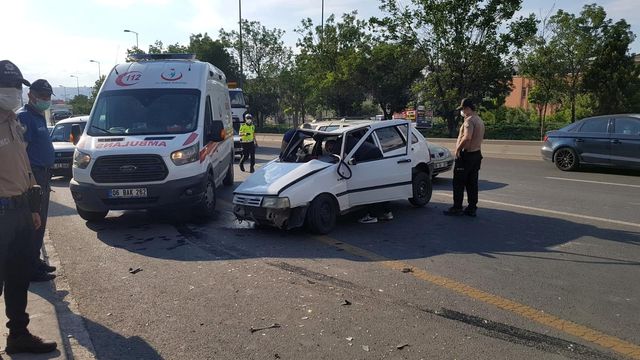 Ankara'da önlemsiz şekilde terk edilen otomobil kazaya sebebiyet verdi: 4 yaralı