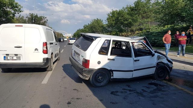 Ankara'da önlemsiz şekilde terk edilen otomobil kazaya sebebiyet verdi: 4 yaralı