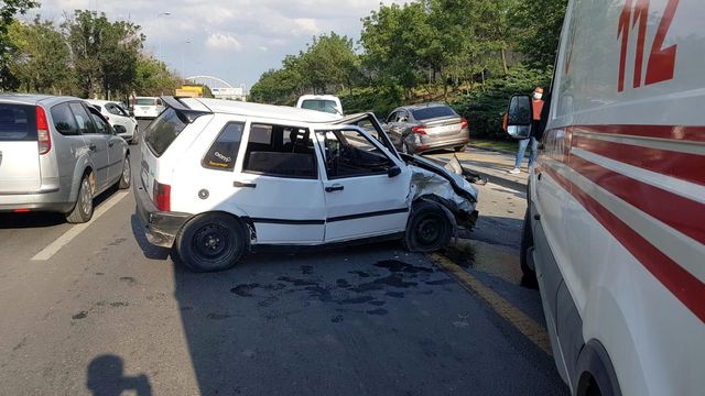 Ankara'da önlemsiz şekilde terk edilen otomobil kazaya sebebiyet verdi: 4 yaralı