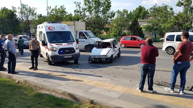 Ankara'da önlemsiz şekilde terk edilen otomobil kazaya sebebiyet verdi: 4 yaralı