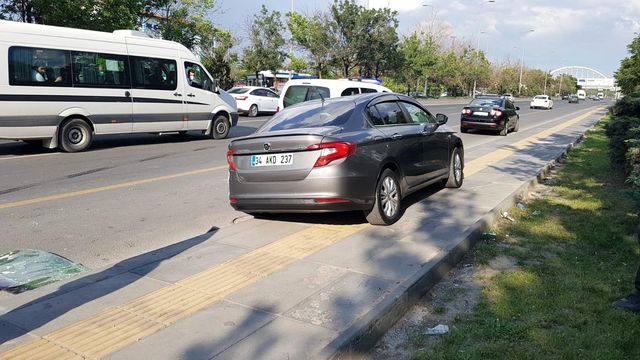 Ankara'da önlemsiz şekilde terk edilen otomobil kazaya sebebiyet verdi: 4 yaralı