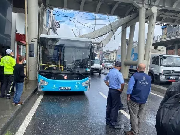 Avcılar D-100'de üst geçitten midibüsün üzerine kablo ve demirler düştü