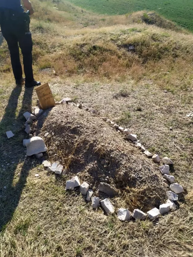 Son dakika haberi: Başkent'te boş arazide bulunan yeni yapılmış mezar polisi alarma geçirdi Son dakika haberi: Başkent'te boş arazide bulunan yeni yapılmış mezar polisi alarma geçirdi