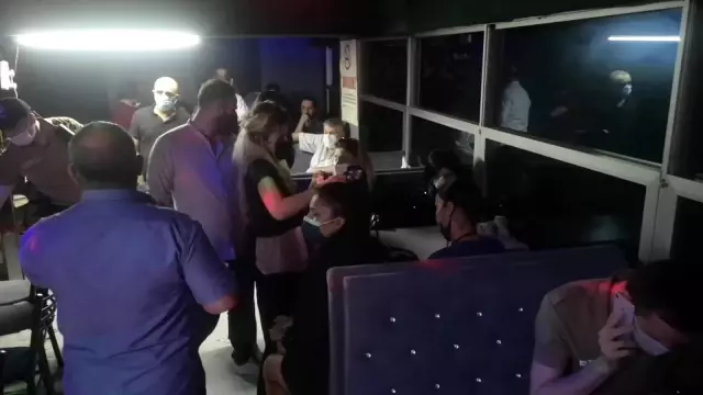 Kısıtlama saatinde açık olan eğlence mekanındaki 26 kişiye para cezası kesildi