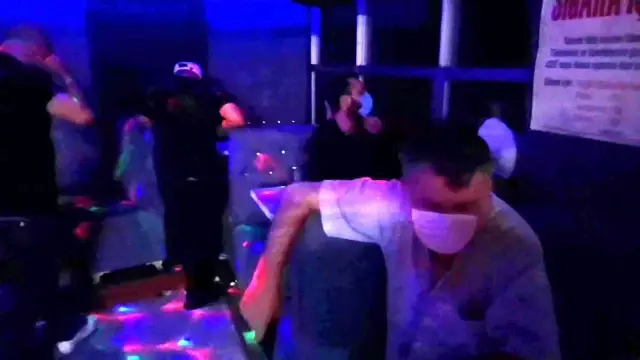 Kısıtlama saatinde açık olan eğlence mekanındaki 26 kişiye para cezası kesildi