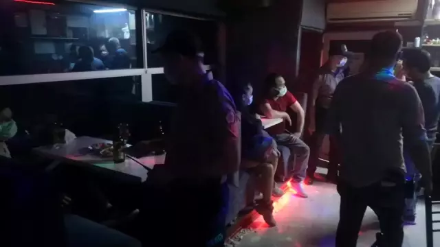 Kısıtlama saatinde açık olan eğlence mekanındaki 26 kişiye para cezası kesildi