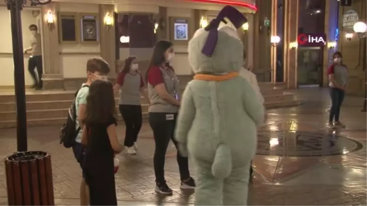 Çocuklar yaz tatiline karne partisiyle başladı