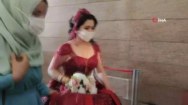 Düğünü bırakıp gelinliğiyle hastaneye koştu