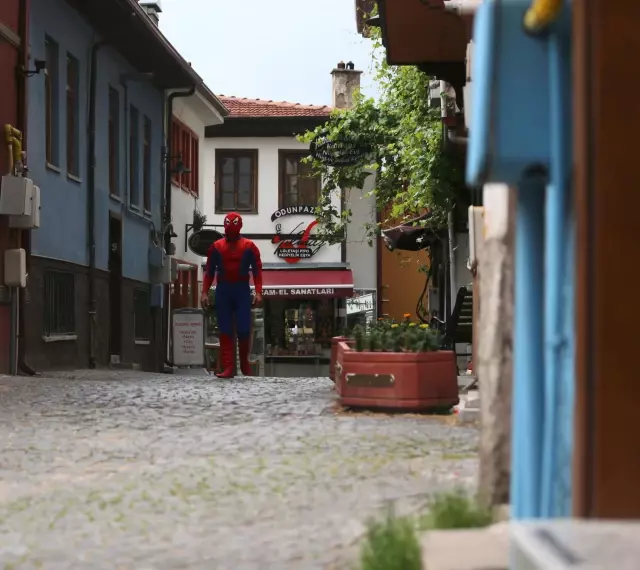 Eskişehirli 'Örümcek Adam' farkındalık oluşturmak için kostümüyle gittiği merkezde Kovid-19 aşısı oldu