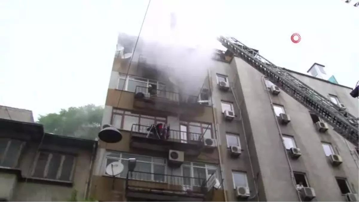 Son dakika haber... Fatih'te 5 katlı apartmanda yangın paniği... İtfaiye ekiplerinin müdahalesi sürüyor