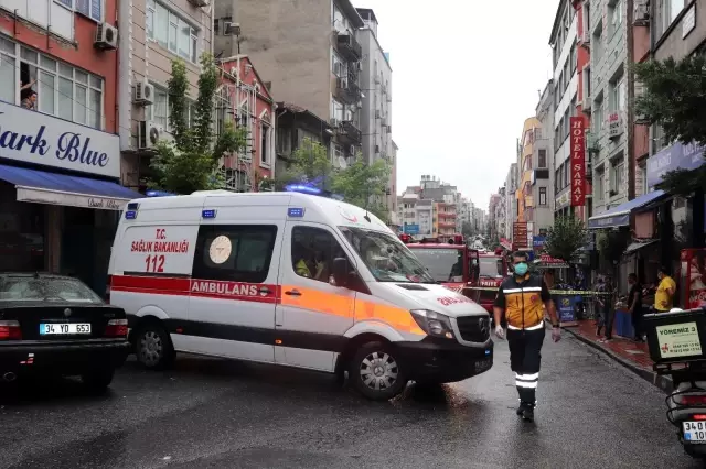 Fatih'te korkutan yangın: Mahsur kalanlar son anda kurtarıldı