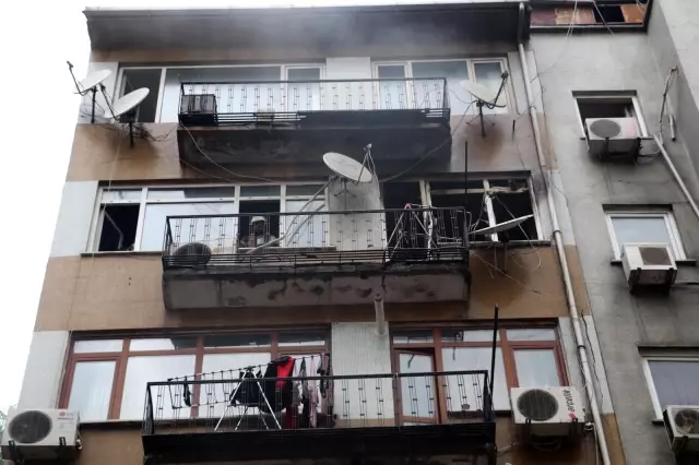 Fatih'te korkutan yangın: Mahsur kalanlar son anda kurtarıldı