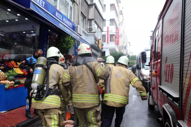 Fatih'te korkutan yangın: Mahsur kalanlar son anda kurtarıldı