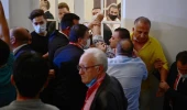 Galatasaray'ın başkanlık seçiminde ortalık karıştı! Galatasaray Lisesi koridorlarında destekçiler birbirine girdi