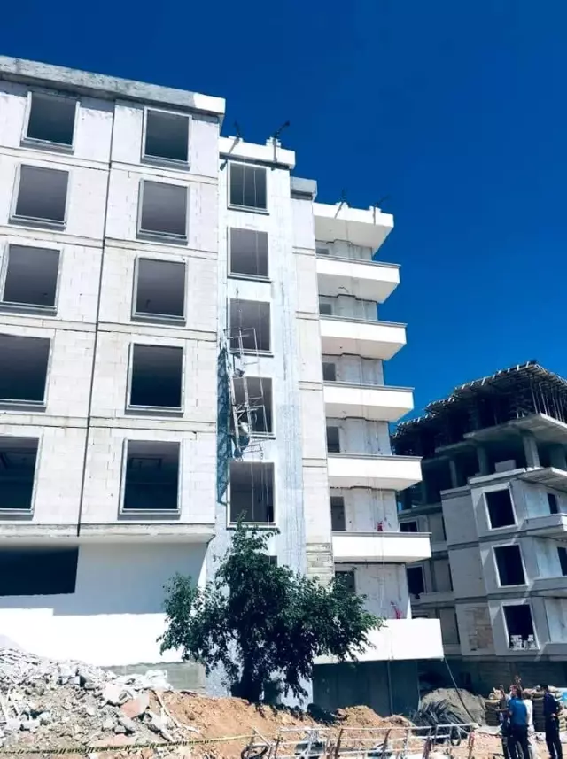 Gaziantep'teki şantiyede iskele faciası: 2 işçi öldü, 2 işçi ağır yaralı Gaziantep'teki şantiyede iskele faciası: 2 işçi öldü, 2 işçi ağır yaralı