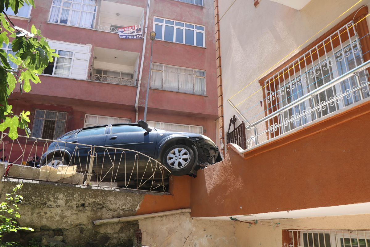 Gazla pedal karışınca olanlar oldu! Apartmana dalan otomobilini bırakıp kaçtı