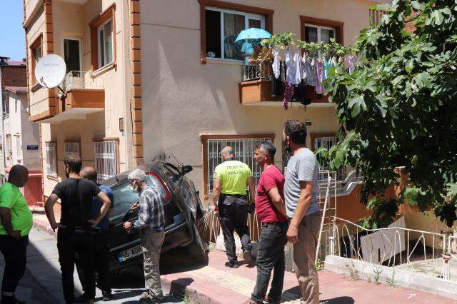 Gazla pedal karışınca olanlar oldu! Apartmana dalan otomobilini bırakıp kaçtı