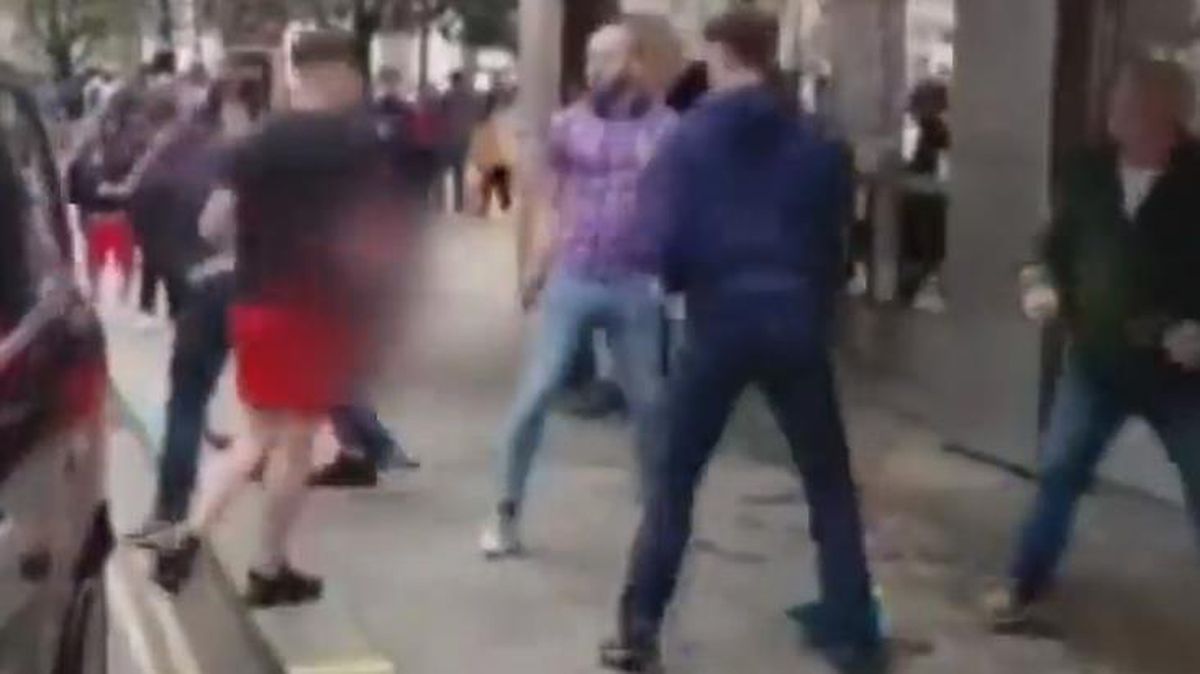 Taraftarlar tekme tokat birbirine girdi, halk da boks maçı izler gibi kavgayı seyretti
