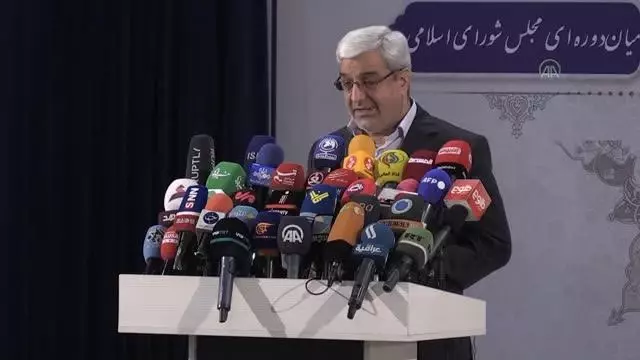 İran'da 13. Cumhurbaşkanlığı Seçimlerinin ilk resmi sonuçlarına göre muhafazakar aday Reisi, 28 milyon 600 bin oydan 17 milyon 800 binini alarak...