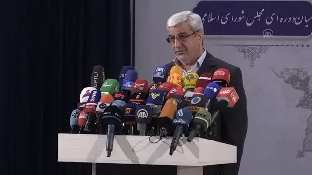 İran'da 13. Cumhurbaşkanlığı Seçimlerinin ilk resmi sonuçlarına göre muhafazakar aday Reisi, 28 milyon 600 bin oydan 17 milyon 800 binini alarak...
