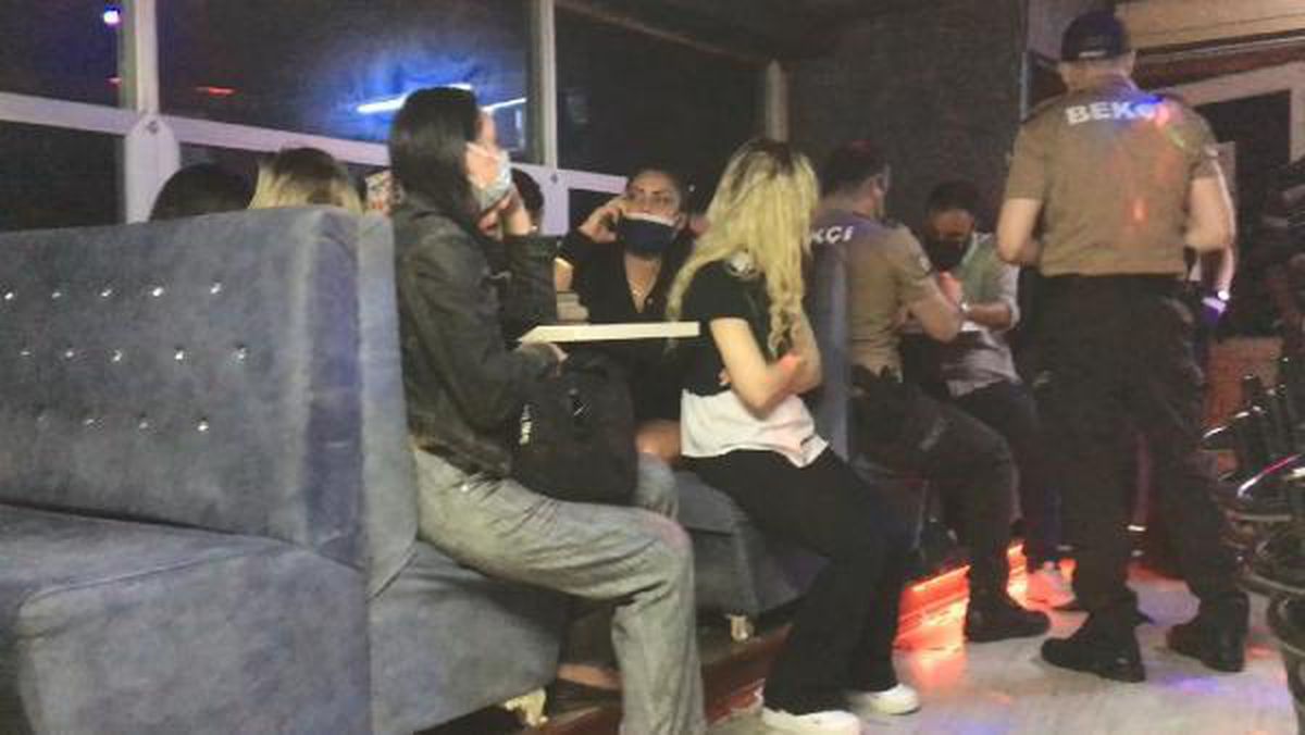 Kısıtlama saatlerinde restoranda yemek yiyen 26 kişiye 81 bin 900 lira ceza kesildi